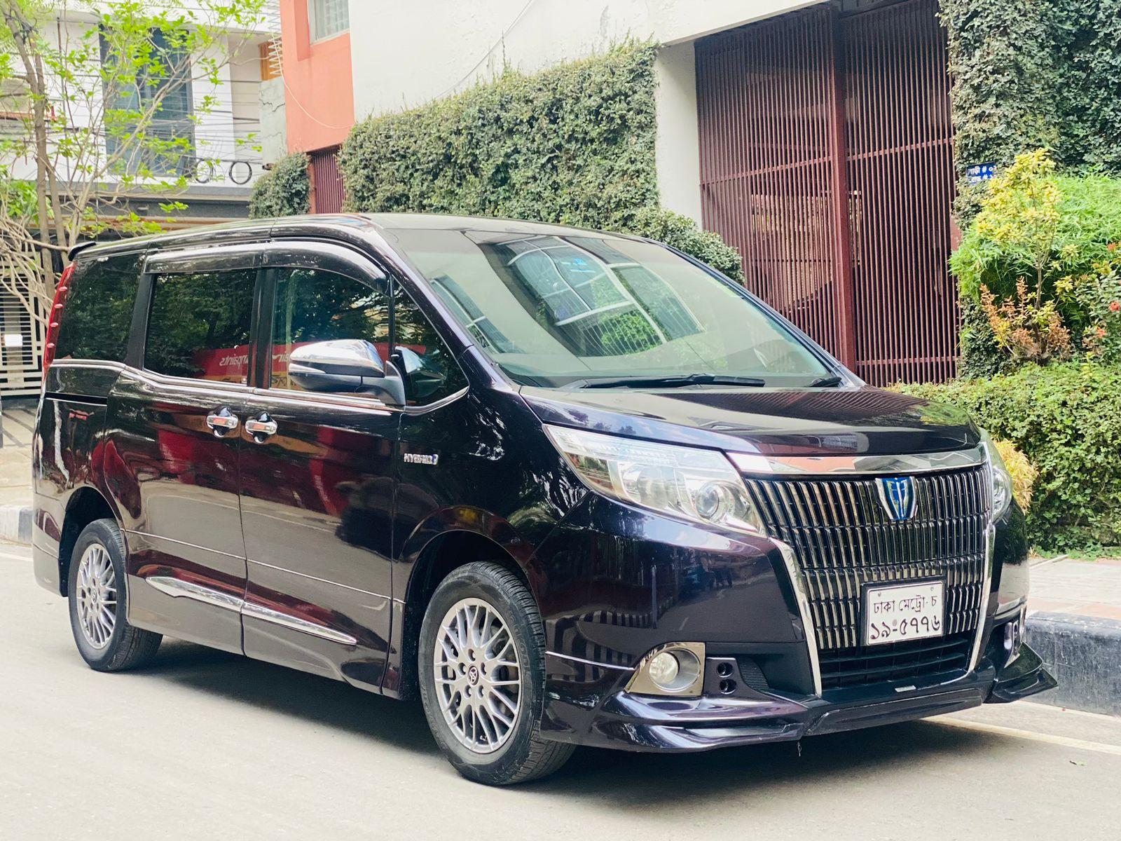Toyota Esquire Hybrid 2015